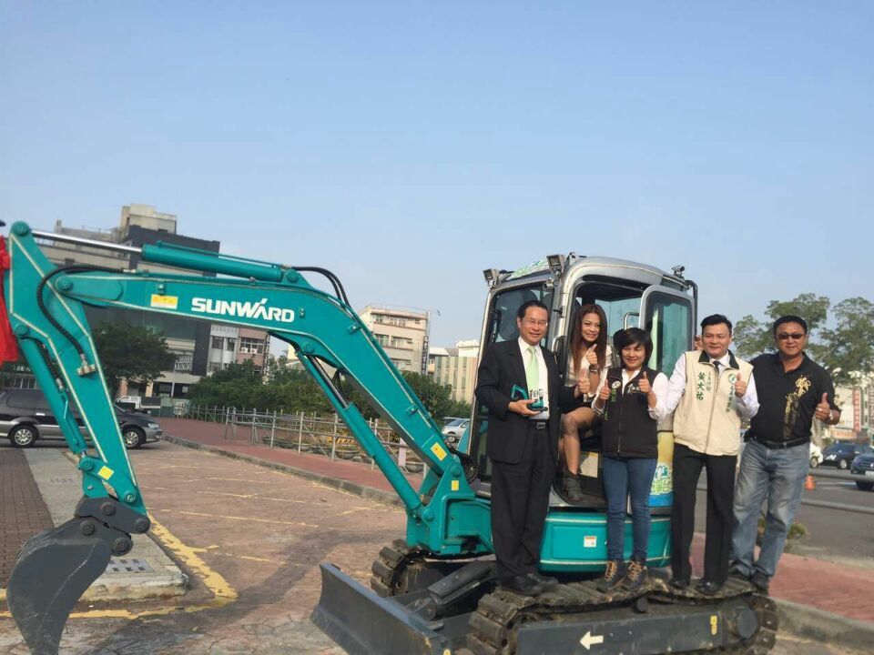 嘉義市长大赞皇家国际智能挖掘机环台义举