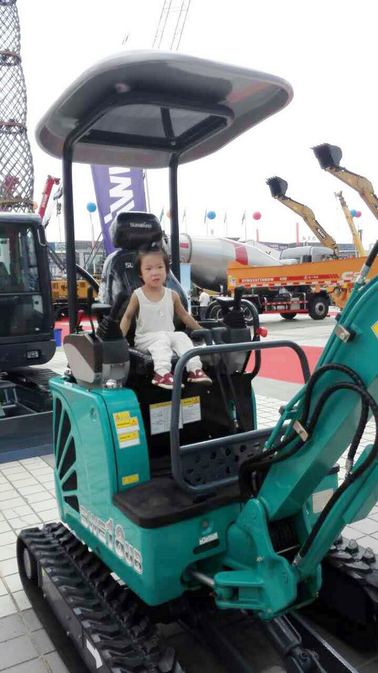 到“海博会”邂逅皇家国际智能“两挖”精品