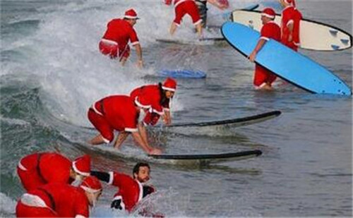 320名圣诞老人集体冲浪？八一八圣诞节奇闻趣事