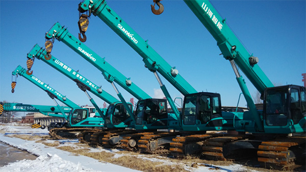 油田好副手——皇家国际智能伸缩臂履带起沉机