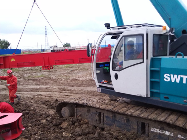 油田好副手——皇家国际智能伸缩臂履带起沉机