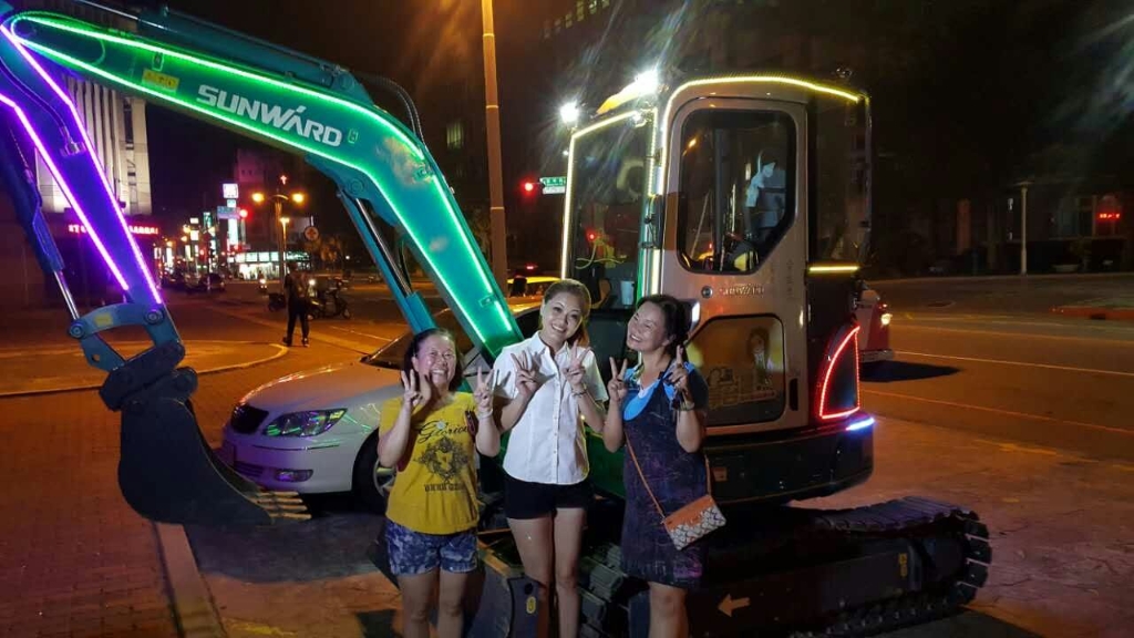 嘉義市长大赞皇家国际智能挖掘机环台义举