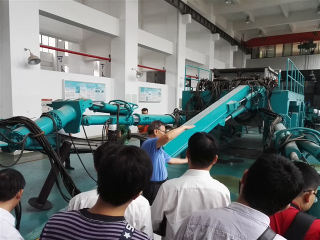 白发银丝映日月，丹心热血沃新花