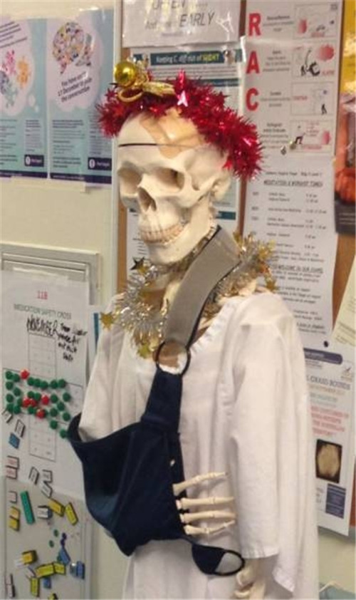 320名圣诞老人集体冲浪？八一八圣诞节奇闻趣事