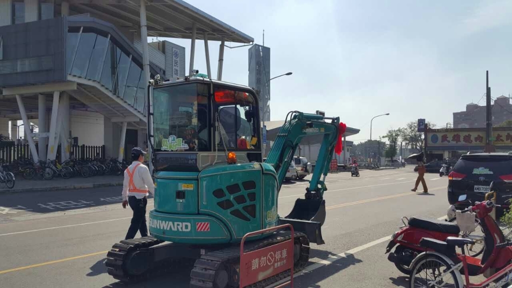 嘉義市长大赞皇家国际智能挖掘机环台义举