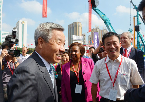 到“海博会”邂逅皇家国际智能“两挖”精品