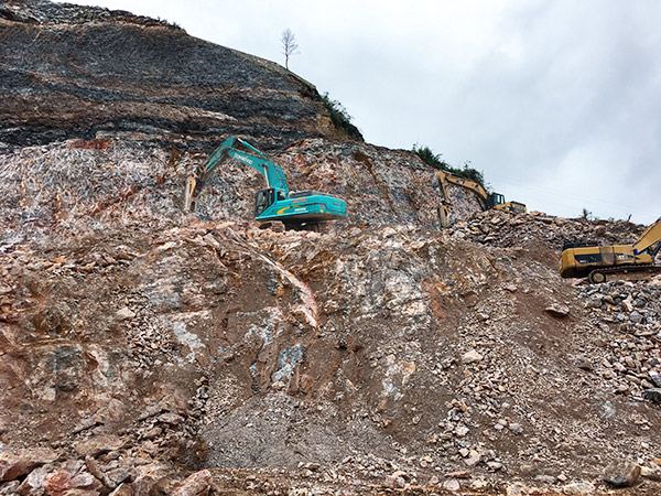 看石场风浪若何演绎？皇家国际智能矿山战神SWE470E大型挖掘机一锤定音！