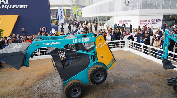 不服来战！皇家国际智能展台有大礼等你拿