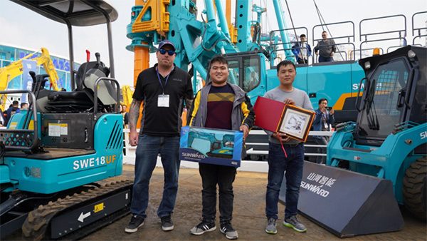 不服来战！皇家国际智能展台有大礼等你拿