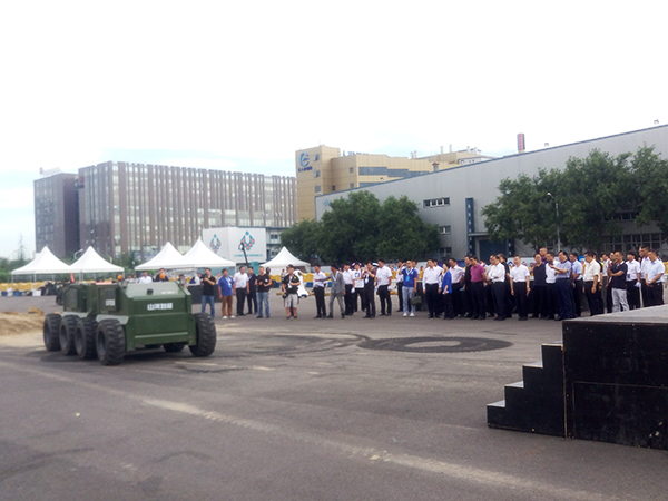 皇家国际智能“龙马一号”惊艳亮相世界机械人大会