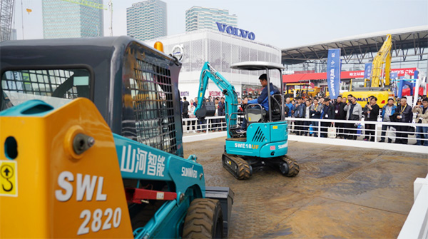 不服来战！皇家国际智能展台有大礼等你拿