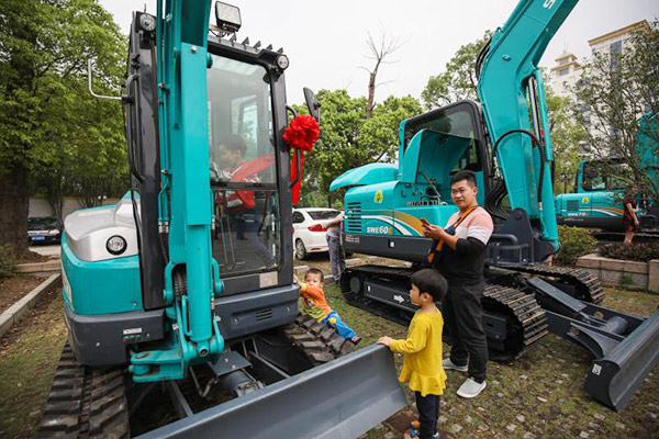 红四月，皇家国际智能挖掘机促销会节节攀升