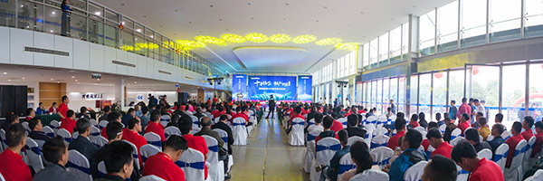 红四月，皇家国际智能挖掘机促销会节节攀升