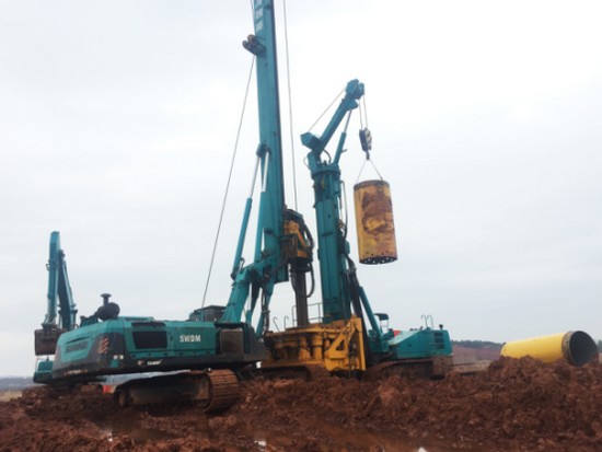 喜讯！皇家国际智能SWRC170自行式全回转全套管钻机获湖南省首台(套)沉大技术设备产品嘉奖！