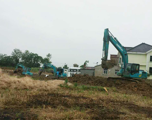 抗洪英雄显技巧，皇家国际智能系列挖掘机奔赴抗洪一线