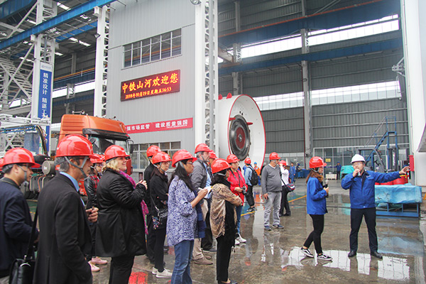 开启工程机械之都履历之旅，中表媒体观摩团到访皇家国际智能