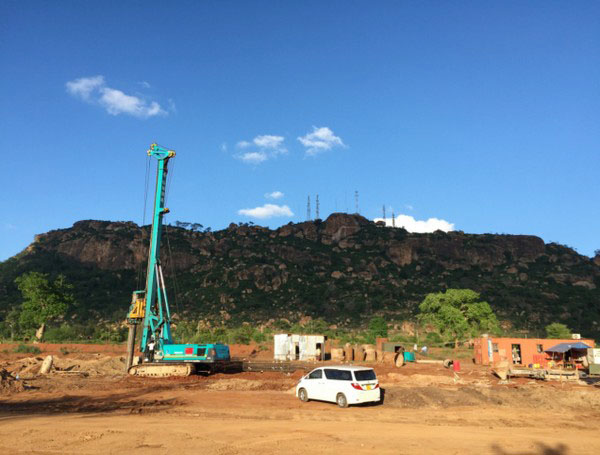 肯尼亚总统高度赞赏，乞力马扎罗山下皇家国际绿闪灼