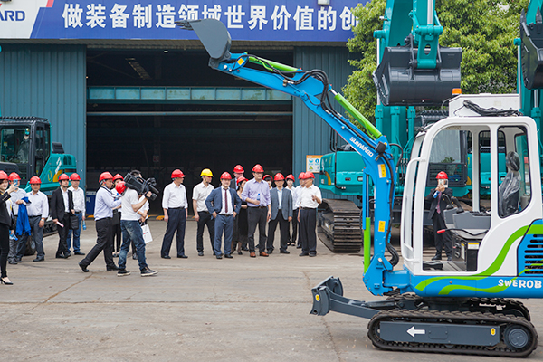 加拿大国会议员谭耕一行来皇家国际智能调查