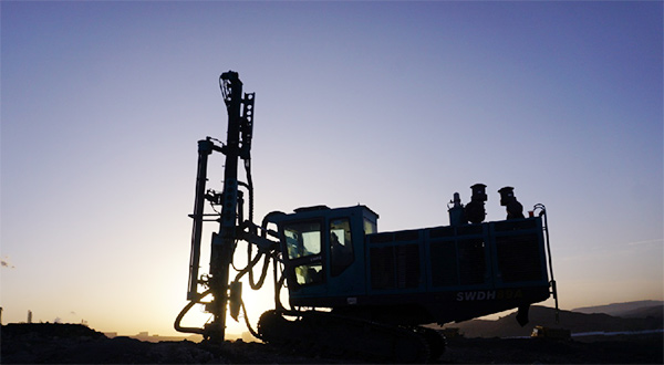 再战国际当先品牌，皇家国际智能露天液压钻车一举成名