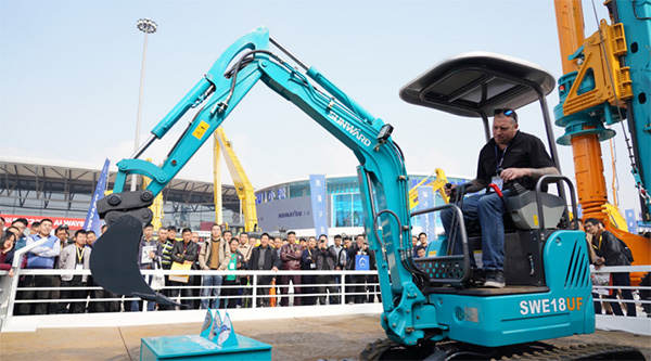 不服来战！皇家国际智能展台有大礼等你拿