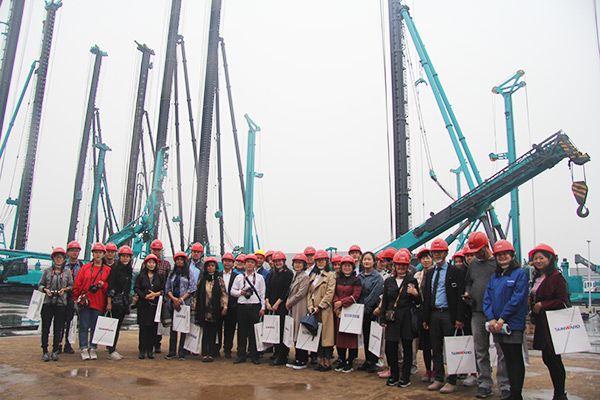 开启工程机械之都履历之旅，中表媒体观摩团到访皇家国际智能