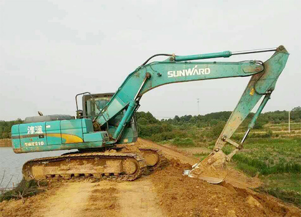 抗洪英雄显技巧，皇家国际智能系列挖掘机奔赴抗洪一线