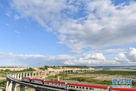 肯尼亚总统高度赞赏，乞力马扎罗山下皇家国际绿闪灼