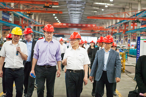 加拿大国会议员谭耕一行来皇家国际智能调查