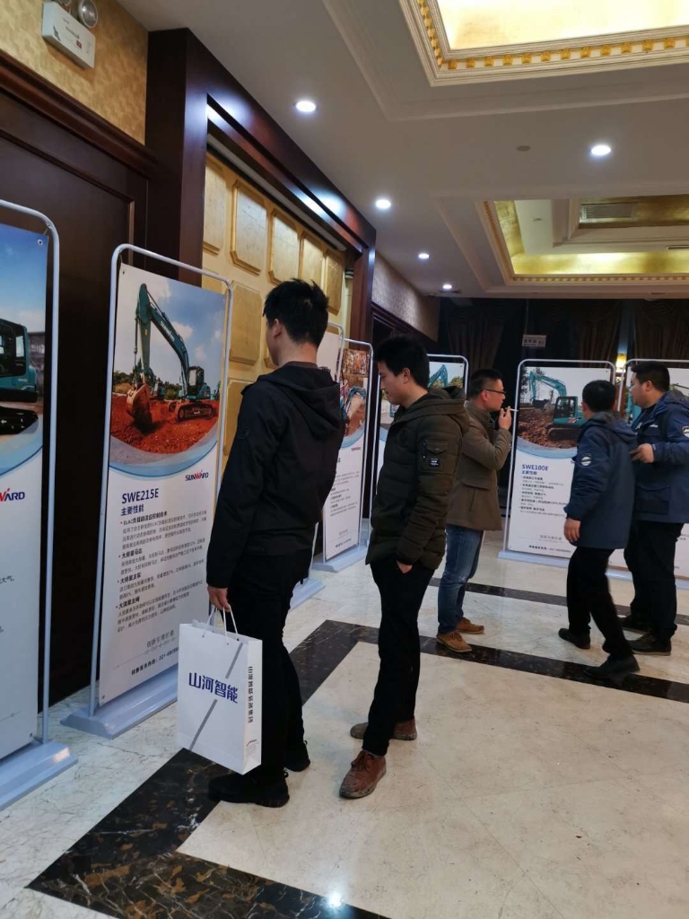 订货会场锦旗飘飘，客户称买挖机就买皇家国际智能