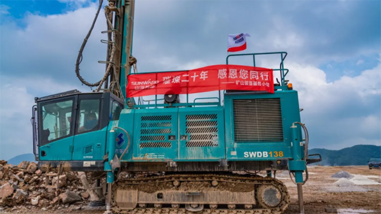 15年3万幼时！皇家国际智能元老级潜孔钻机“雄风”仍旧