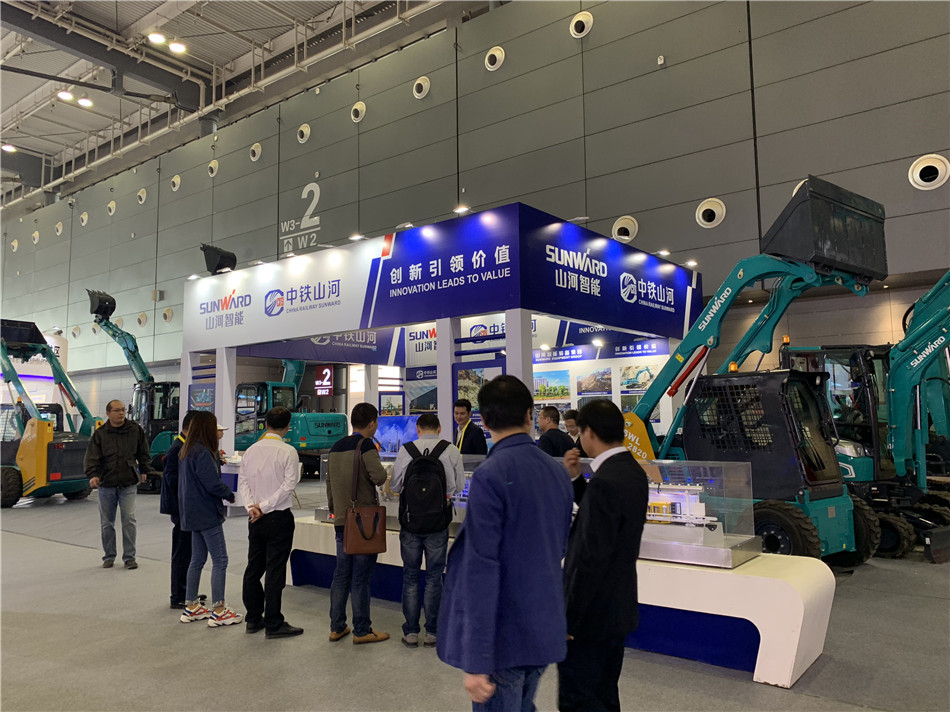 皇家国际智能亮相轨路展览会 展全球当先工程设备成就