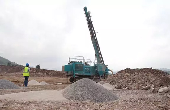 15年3万幼时！皇家国际智能元老级潜孔钻机“雄风”仍旧