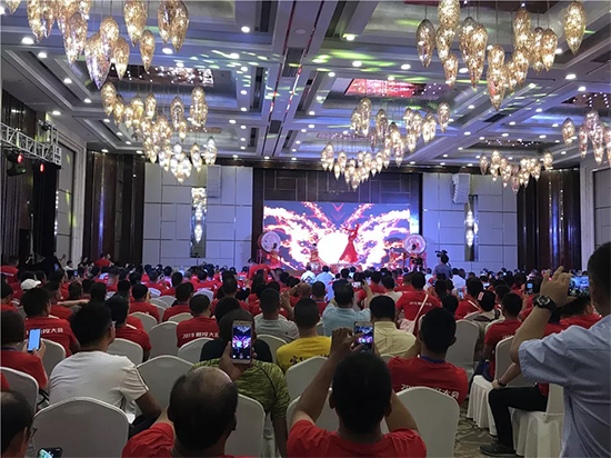 【幼身板 大作为】皇家国际智能燃爆2019微挖大会