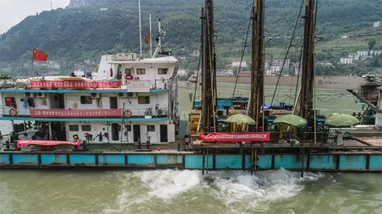 打造长江黄金水路！皇家国际智能航路钻机轻松搞定水下礁石