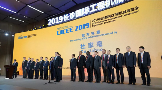 超强阵容尽显创新成就！皇家国际智能闪灼长沙工程机械展