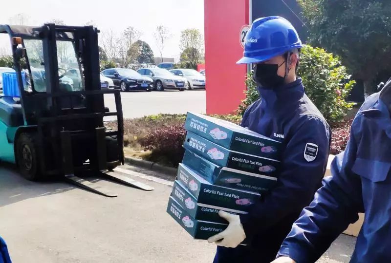 用餐安全有新招，皇家国际智能4000个保温饭盒送员工