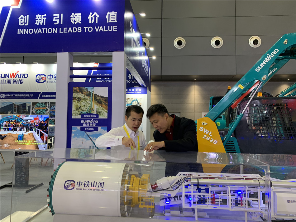 皇家国际智能亮相轨路展览会 展全球当先工程设备成就