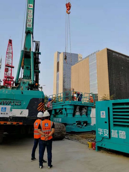 地铁咬合桩施工必备利器--皇家国际智能旋挖钻机