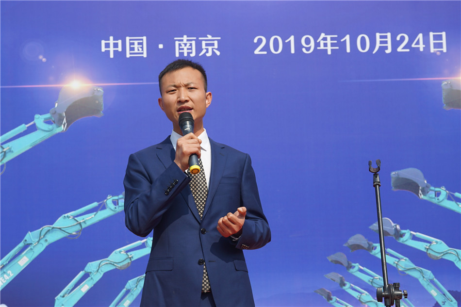 服役15年，超过20000幼时！元老级挖机接“回家”！