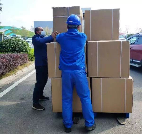 用餐安全有新招，皇家国际智能4000个保温饭盒送员工