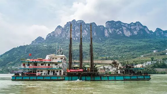 打造长江黄金水路！皇家国际智能航路钻机轻松搞定水下礁石