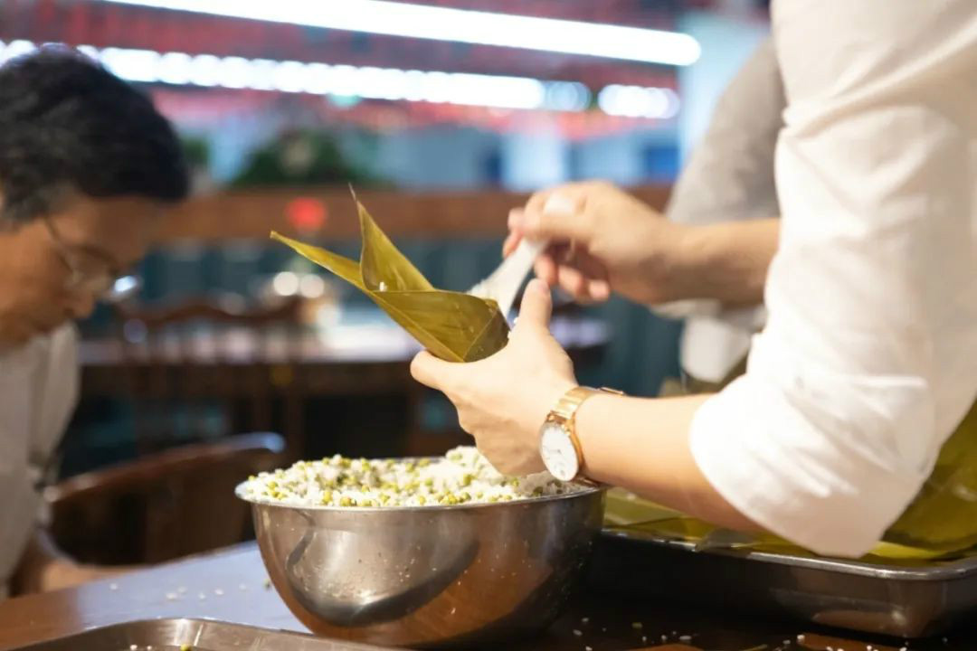 “爱国心，皇家国际情”皇家国际智能第四届包粽子角逐