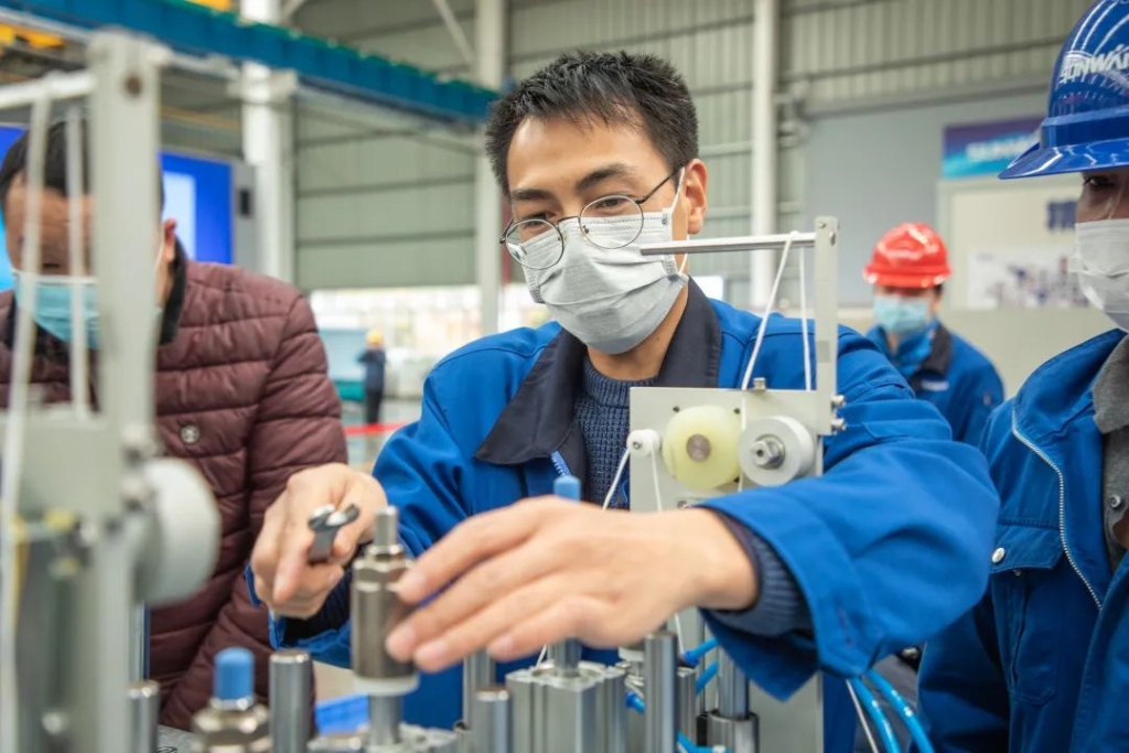 皇家国际智能首台口罩机交付客户