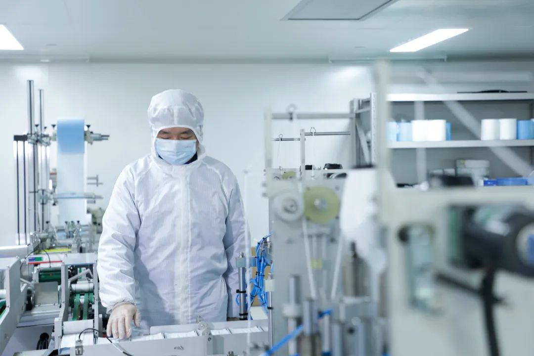 皇家国际智能首批10万只自产口罩发放客户