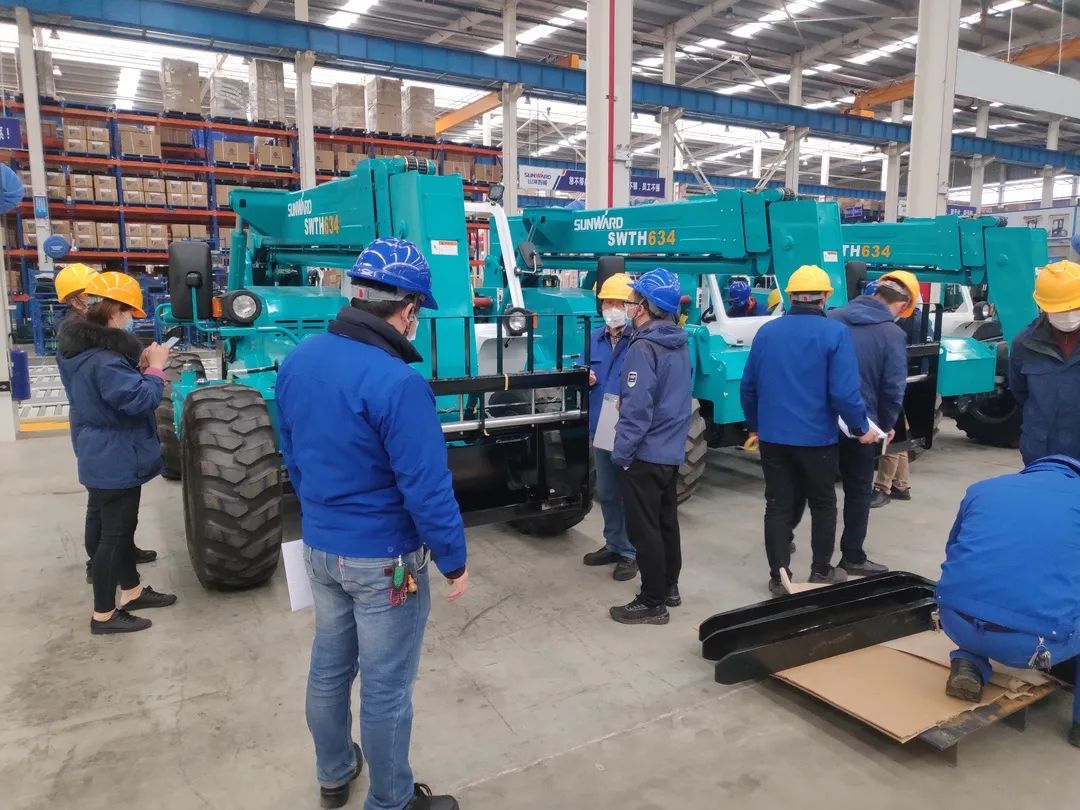 皇家国际智能新品叉装车批量下线发往美国