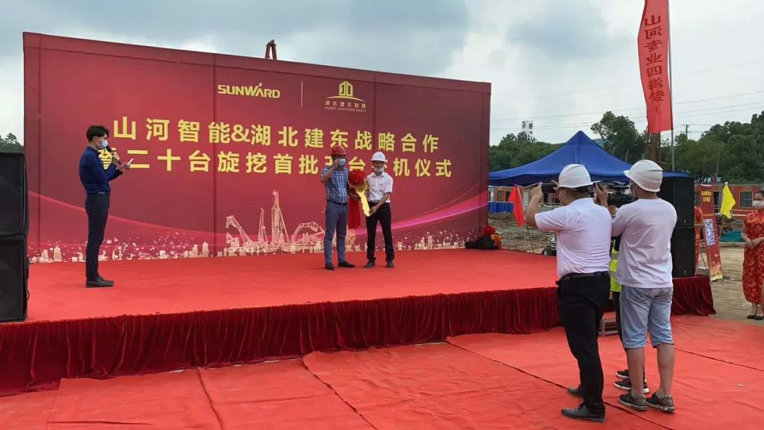 扬帆荆楚大地——皇家国际智能旋挖钻机批量交付