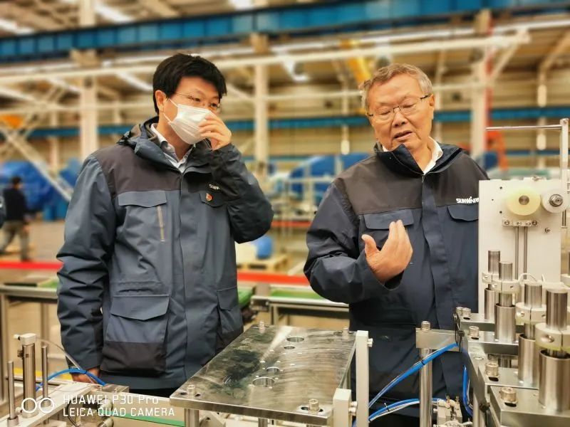 董事长启封皇家国际智能第一个制品口罩