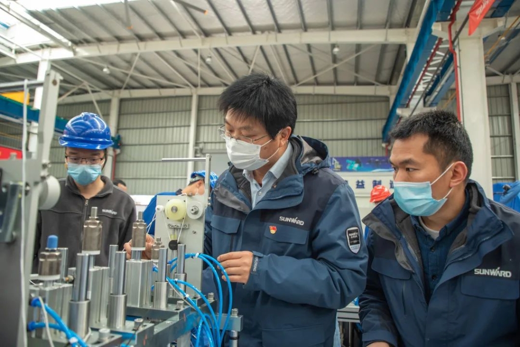 皇家国际智能首台口罩机交付客户