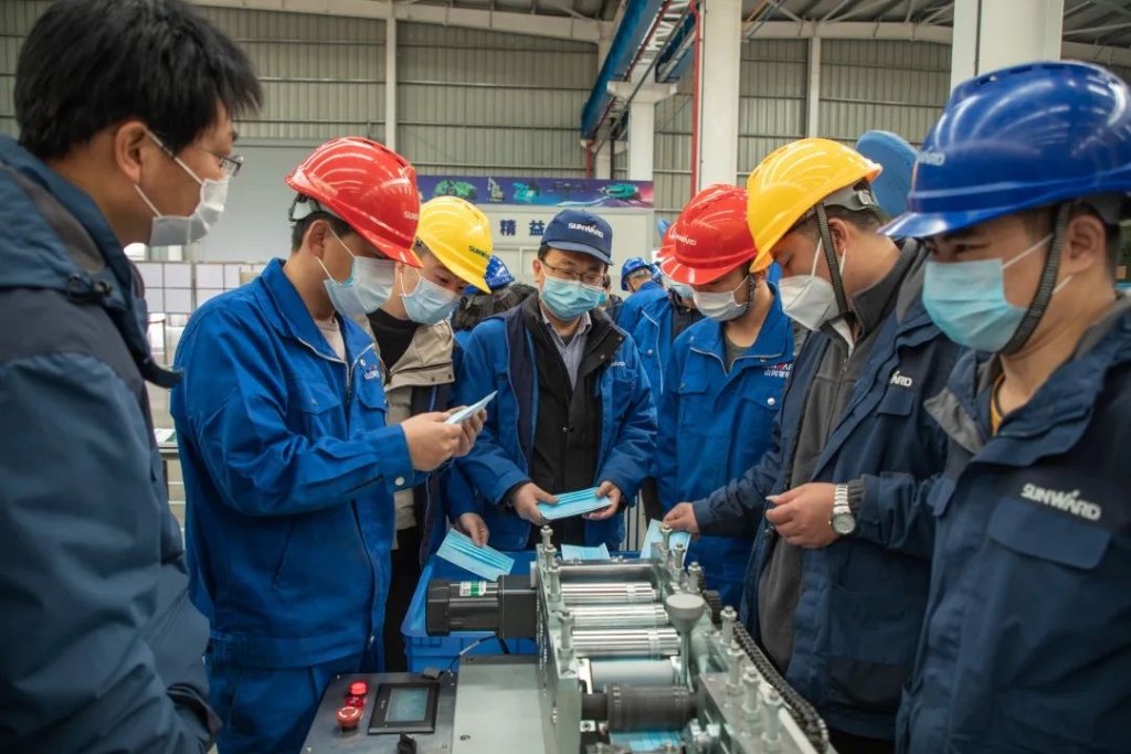 皇家国际智能首台口罩机交付客户