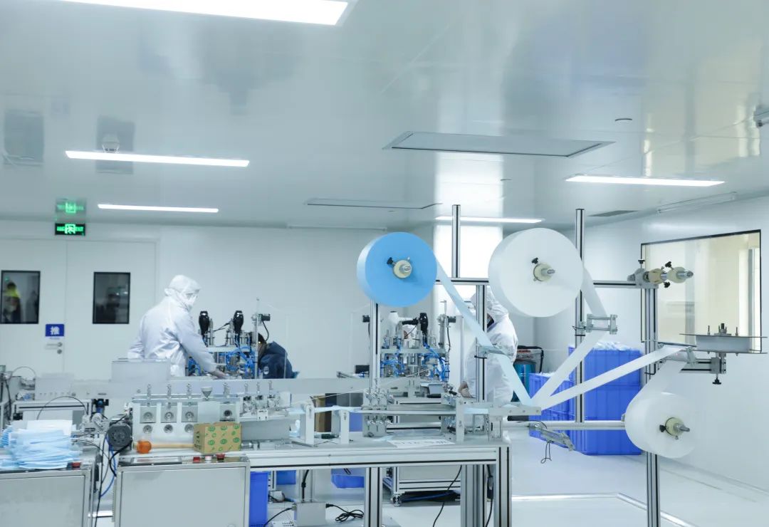 董事长启封皇家国际智能第一个制品口罩